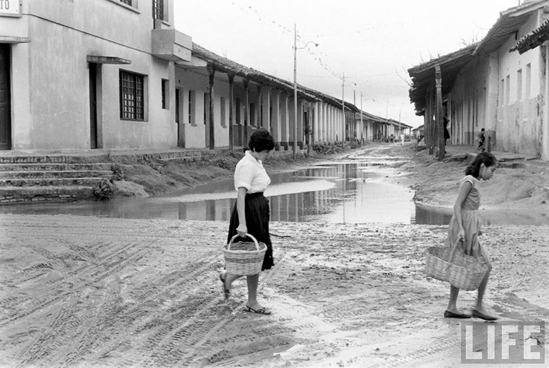         Personas caminando sobre la calle Independencia cruzando la calle Pari – fotografía 1 de 2
