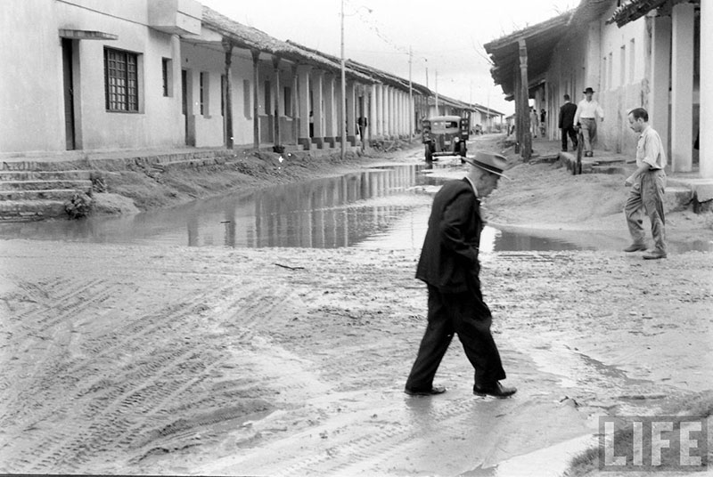         Personas caminando sobre la calle Independencia cruzando la calle Pari – fotografía 2 de 2
