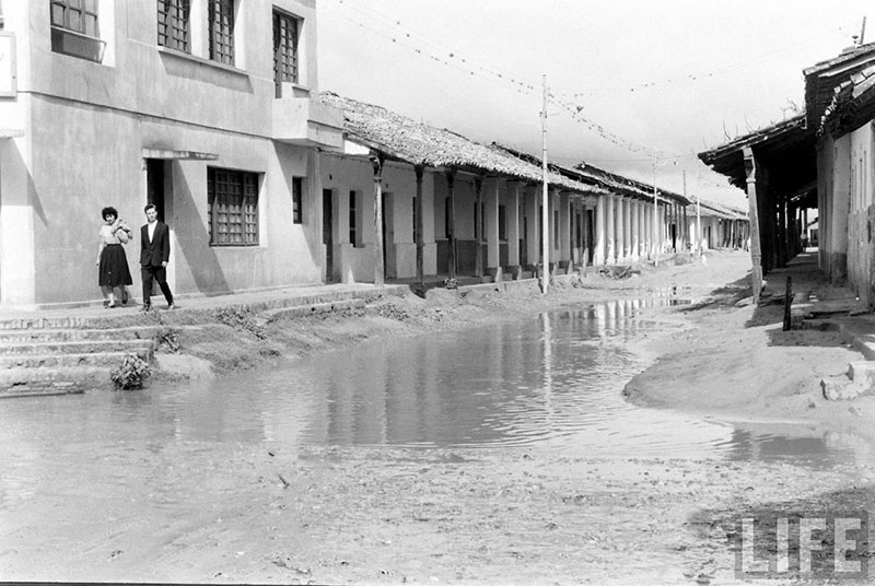         Personas caminando en la vereda de la calle Pari esquina Independencia
