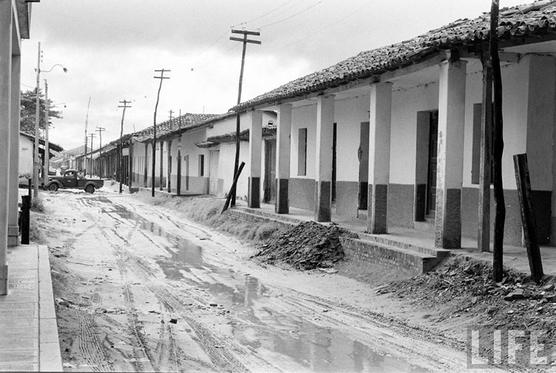         Vista de una calle del centro de la ciudad – fotografía 2 de 3
