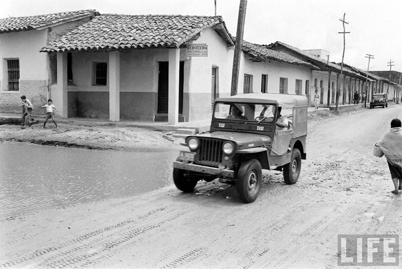         Taxi Jeep Willys circulando por la calle – fotografía 1 de 2
