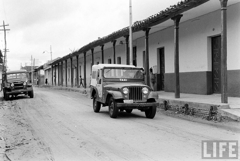         Taxi Jeep Willys circulando por la calle – fotografía 2 de 2
