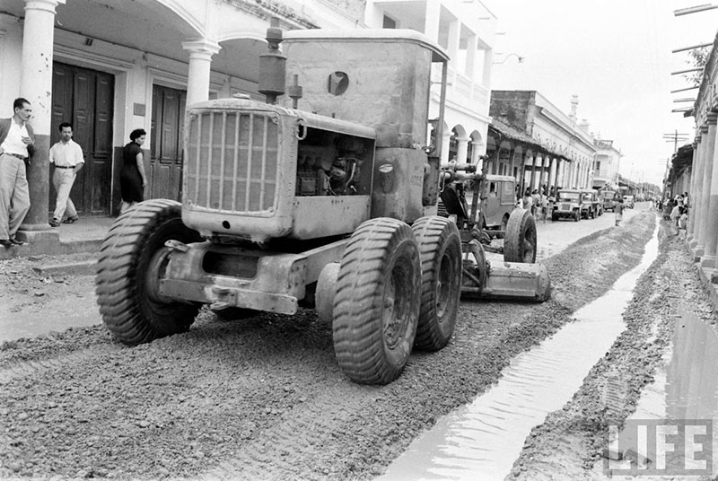         Maquinaria pesada trabajando en el mantenimiento de las calles – fotografía 1 de 2
