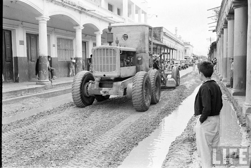         Maquinaria pesada trabajando en el mantenimiento de las calles – fotografía 2 de 2
