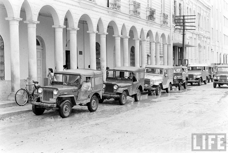         Parada de taxis en la Plaza 24 de Septiembre afuera del Club Social – fotografía 1 de 2
